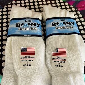 New Lot of 2 Extra Roomy Diabetic White Crew Socks Size 8-10 J800M